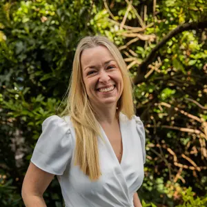 Fotografia profissional da Dra. Helen Evans-Howells, da Sociedade Britânica de Alergia e Imunologia Clínica.