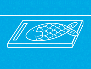 Unas manos sobre un fondo azul utilizando un spray para limpiar una superficie después de preparar el pescado.
