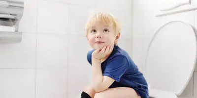 Hombres en el baño: ¿orinar sentado o de pie?