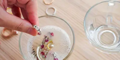 Limpieza de joyas de oro y plata en el hogar
