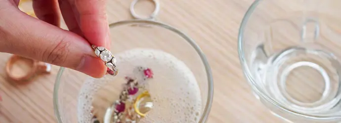 Limpieza de joyas de oro y plata en el hogar
