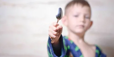 Un chico con una cuchara de plata