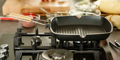 Plancha limpia y vacía en la estufa de gas