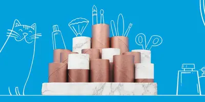 Tubos de cartón decorados y vacíos apilados para organizar un tocador