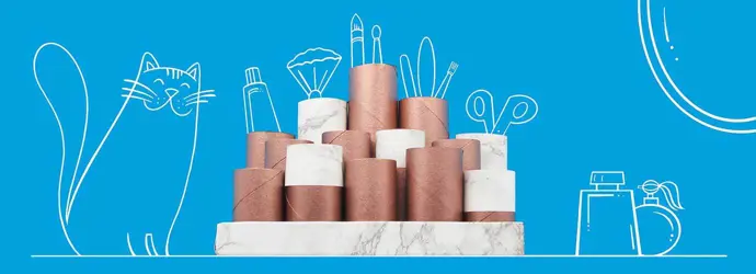 Tubos de cartón decorados y vacíos apilados para organizar un tocador