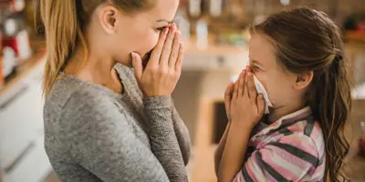 Mãe a mostrar à filha como parar uma hemorragia nasal