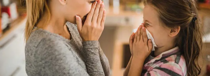 Mãe a mostrar à filha como parar uma hemorragia nasal