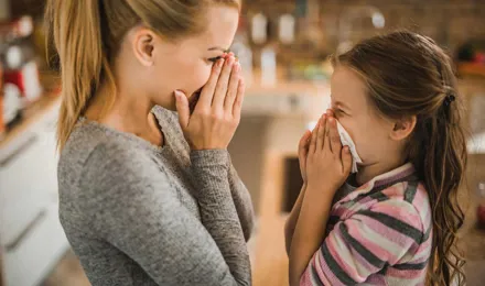 Mãe a mostrar à filha como parar uma hemorragia nasal