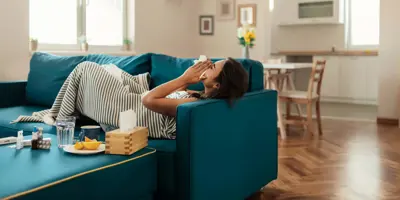 Mulher com tosse irritante a tentar beber chá