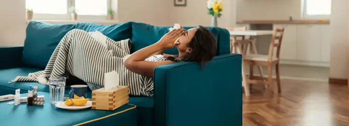 Mulher com tosse irritante a tentar beber chá
