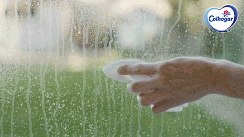 GIF de uma mão com um lenço de papel limpando o vidro de uma janela