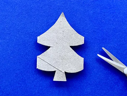 Una madre y su hija pequeña haciendo manualidades con rollos de papel higiénico para Navidad.