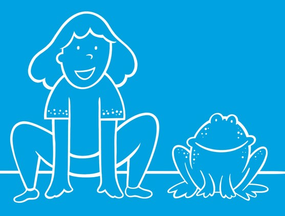 Una madre y sus hijos haciendo posturas de yoga de animales sobre la alfombra de casa.