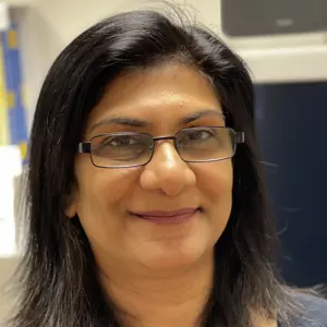 Fotografía profesional de la Dra. Leena Sinha, gastroenteróloga asesora y fundadora de Gastro Care.