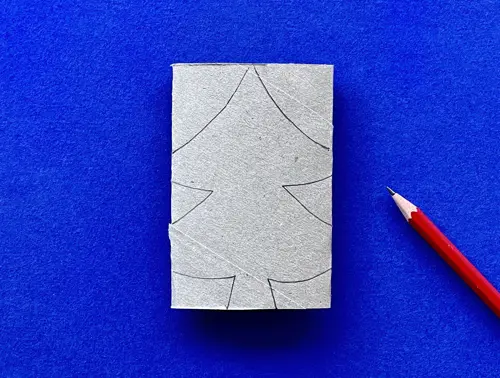 Una madre y su hija pequeña haciendo manualidades con rollos de papel higiénico para Navidad.