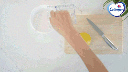 Un GIF en el que se muestra cómo preparar una mezcla para limpiar el microondas con limón.