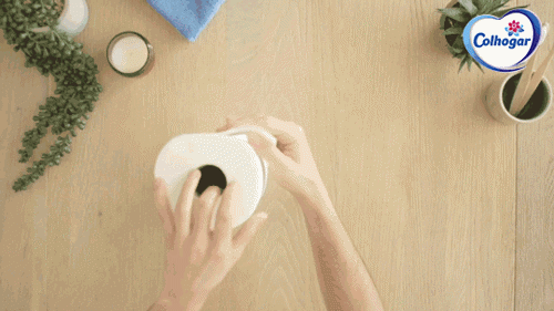 Utilize uma toalha de papel para polir os azulejos
