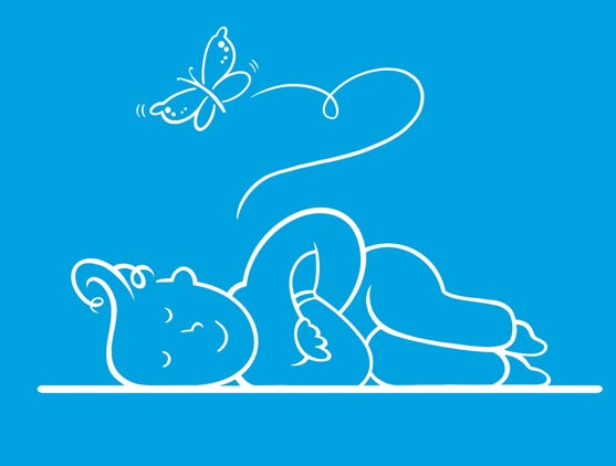 Una madre y sus hijos haciendo posturas de yoga de animales sobre la alfombra de casa.