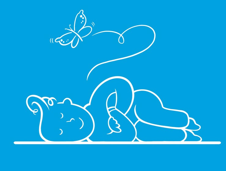 Una madre y sus hijos haciendo posturas de yoga de animales sobre la alfombra de casa.
