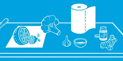 Avó, mãe e filha riem enquanto cortam legumes na cozinha para reforçar sistema imunitário naturalmente
