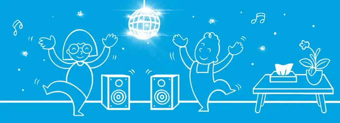 Una madre y su hija haciendo ejercicios para niños en casa en una esterilla de yoga.