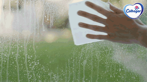 GIF de uma mão com um lenço de papel limpando os resíduos de produto de janela de video