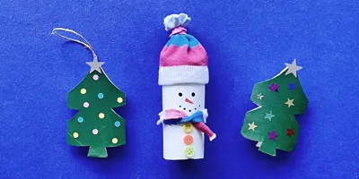 Tres manualidades navideñas hechas con papel higiénico. 