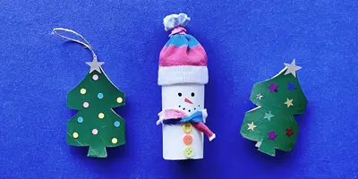 Tres manualidades navideñas hechas con papel higiénico.
